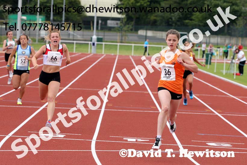 Under-13 girls 200 metres. Photo: David T. Hewitson/Sports for All Pics